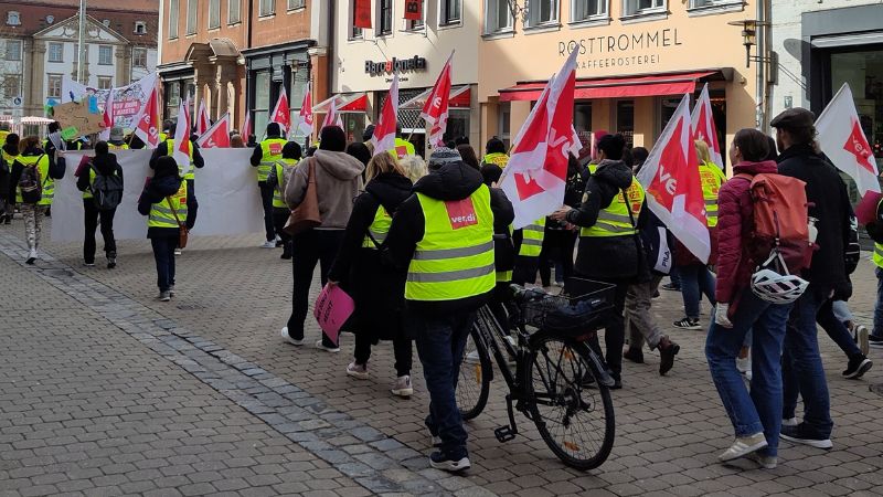 Demo von Streikenden in gelben Warnwesten und mit verdi-Bannern