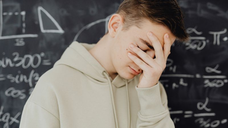 Symbolbild - Jugendlicher vor Tafelbild