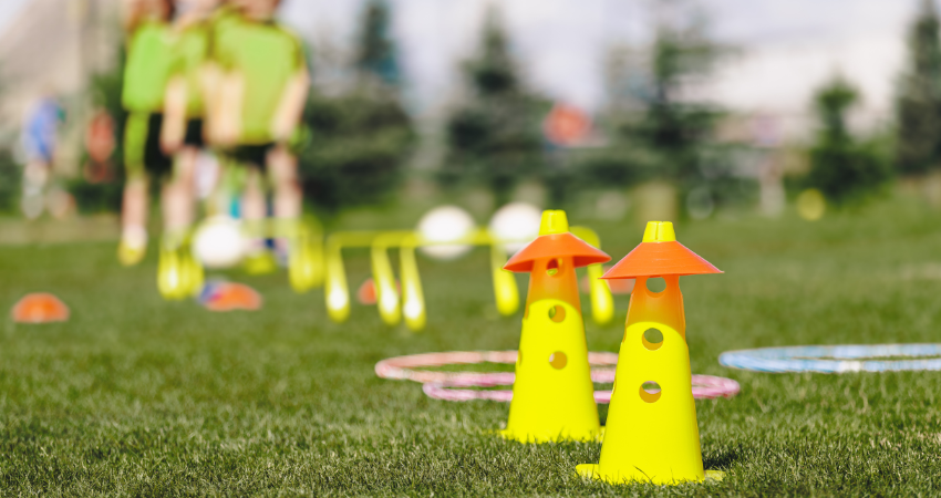 Kinder machen einen Parcours