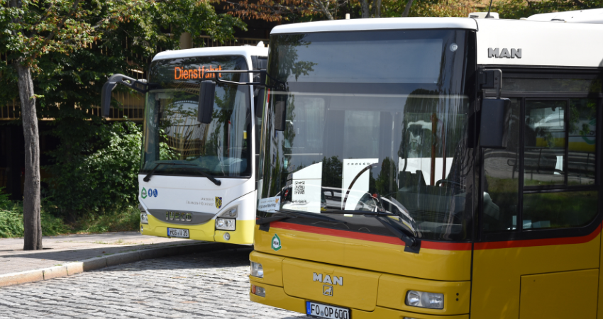 zwei Busse am Erlanger Busbahnhof