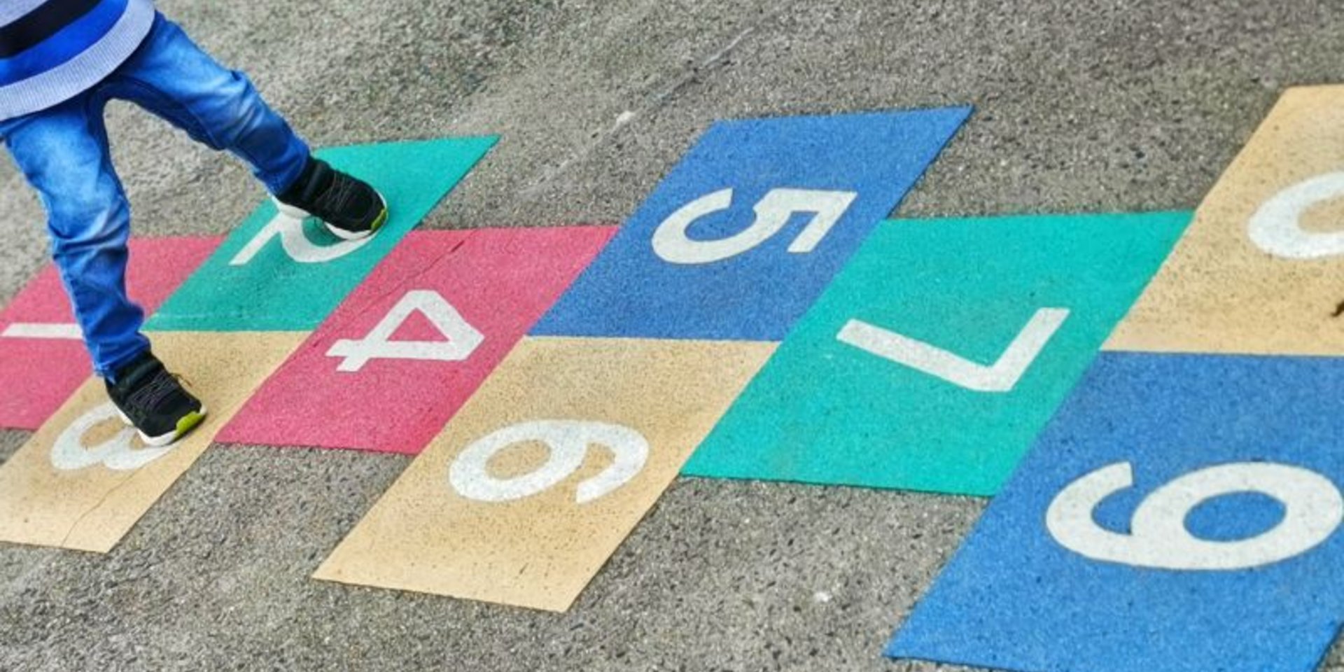 Kind beim Hüpf-Kästchen spielen