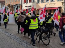 Demo von Streikenden in gelben Warnwesten und mit verdi-Bannern