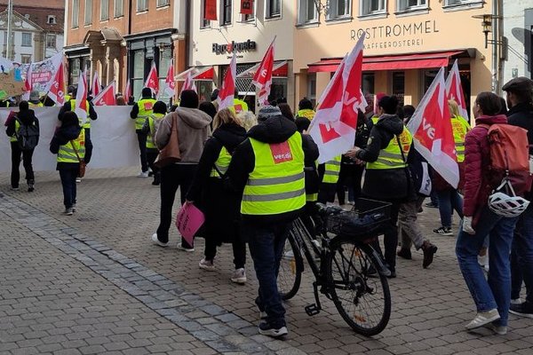 Demo von Streikenden in gelben Warnwesten und mit verdi-Bannern