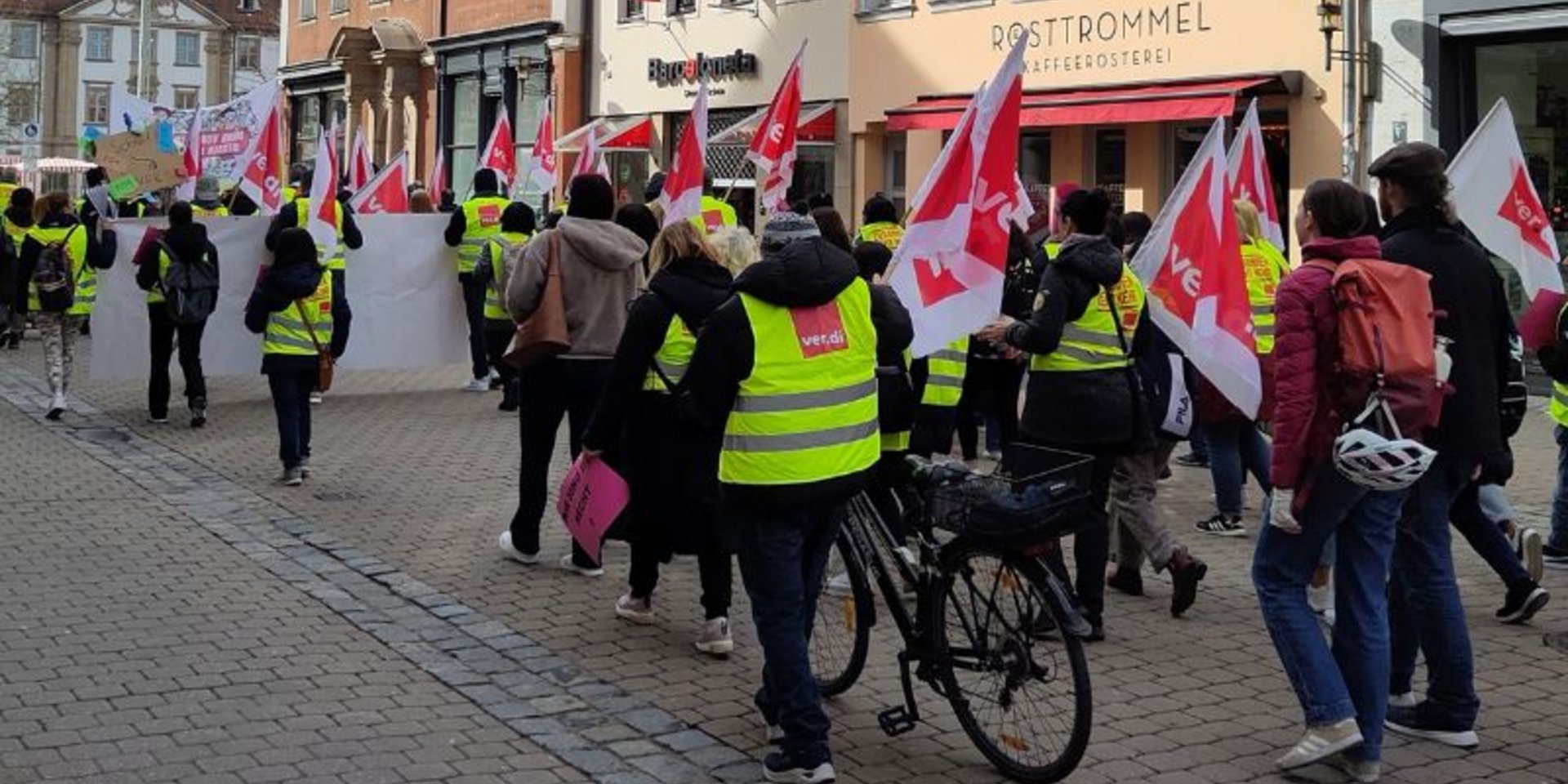 Demo von Streikenden in gelben Warnwesten und mit verdi-Bannern