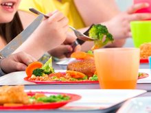 Grundschulkinder beim Mittagessen
