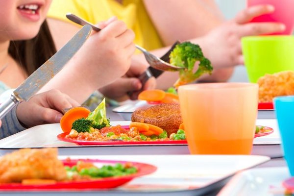 Grundschulkinder beim Mittagessen