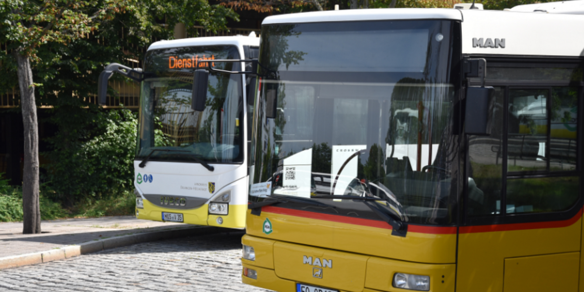 zwei Busse am Erlanger Busbahnhof