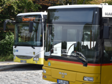 zwei Busse am Erlanger Busbahnhof