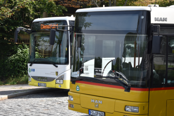 zwei Busse am Erlanger Busbahnhof
