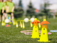 Kinder machen einen Parcours
