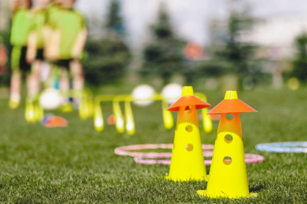 Kinder machen einen Parcours